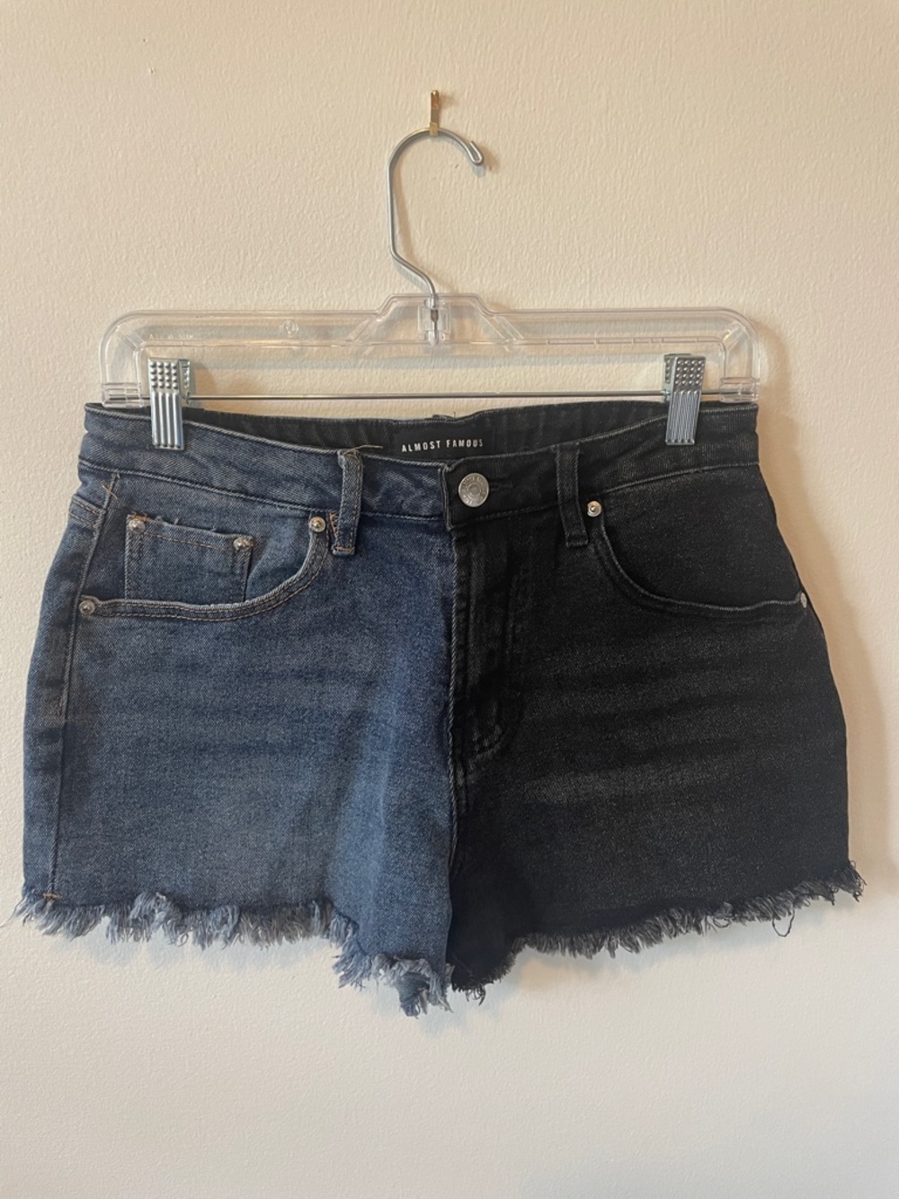 Almost Famous Two-Tone Mom Short Cutoff Denim Juniors Size 9